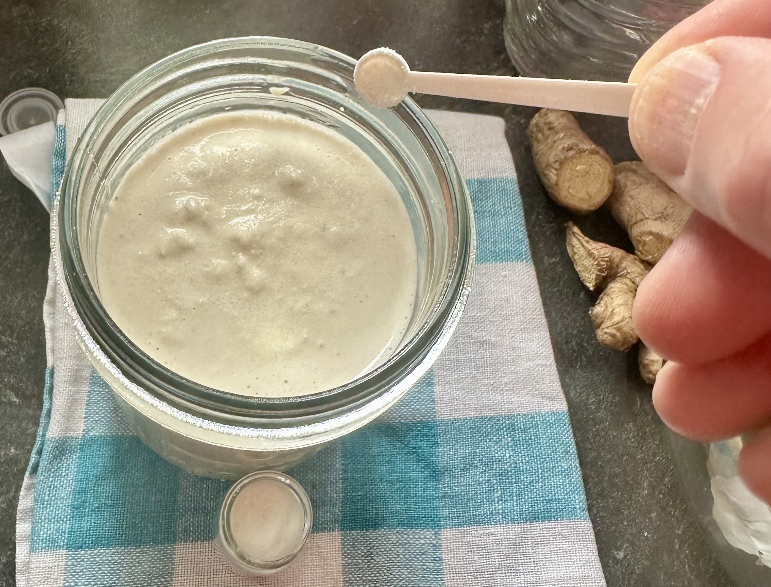 Die von fariment mitgelieferte Bakterienkultur wird nun auf die Cashew-Masse übertragen. Beimpfen mit Bakterienkultur